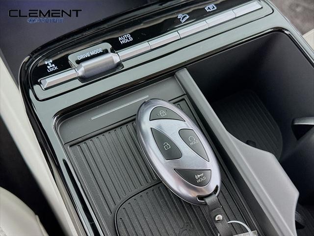 Hyundai Tucson Hybrid Vehicle Full-screen Gallery Image 21
