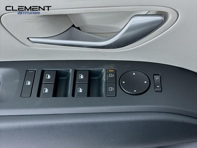 Hyundai Tucson Hybrid Vehicle Full-screen Gallery Image 22