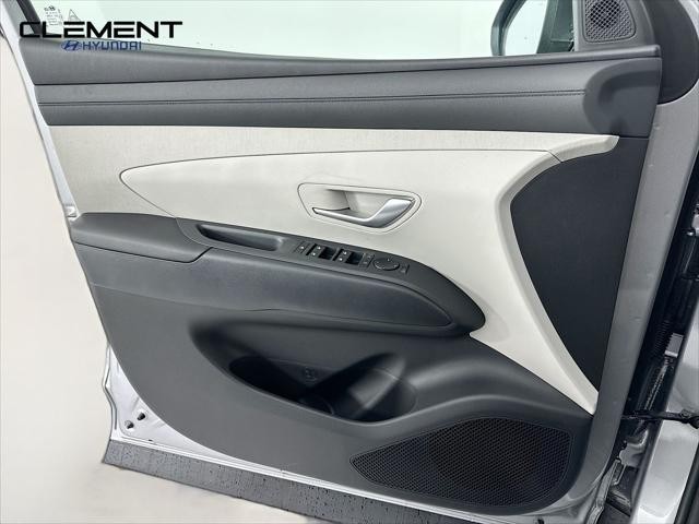Hyundai Tucson Hybrid Vehicle Full-screen Gallery Image 23