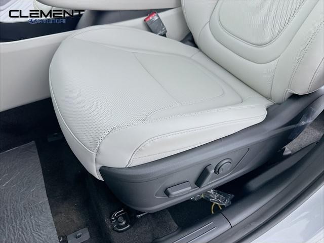Hyundai Tucson Hybrid Vehicle Full-screen Gallery Image 24