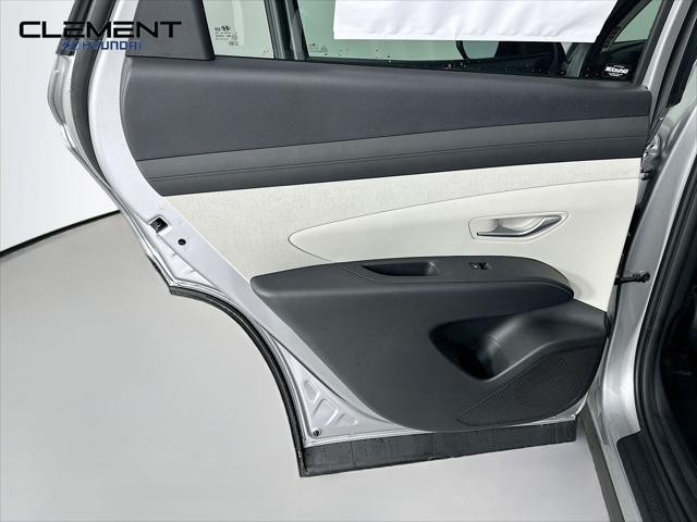 Hyundai Tucson Hybrid Vehicle Full-screen Gallery Image 26