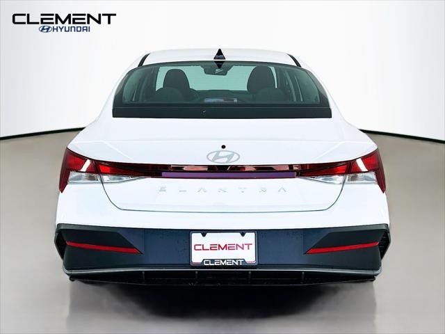 Hyundai Elantra Vehicle Image 07