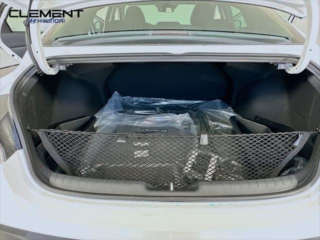 Hyundai Elantra Vehicle Image 09