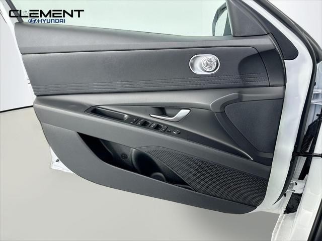 Hyundai Elantra Vehicle Image 22