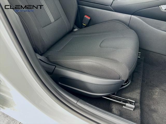 Hyundai Elantra Vehicle Image 27