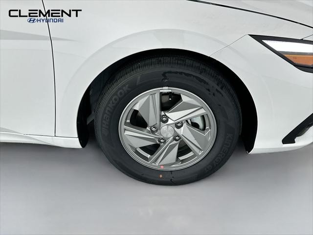 Hyundai Elantra Vehicle Image 30