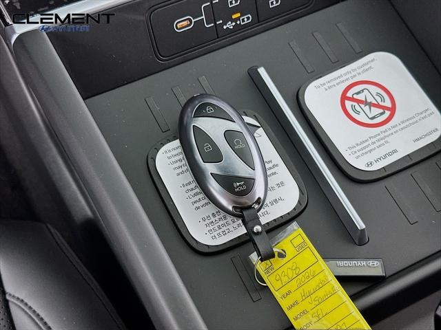 Hyundai Santa Fe Vehicle Full-screen Gallery Image 21
