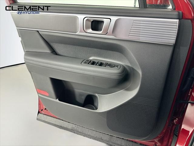 Hyundai Santa Fe Vehicle Full-screen Gallery Image 23