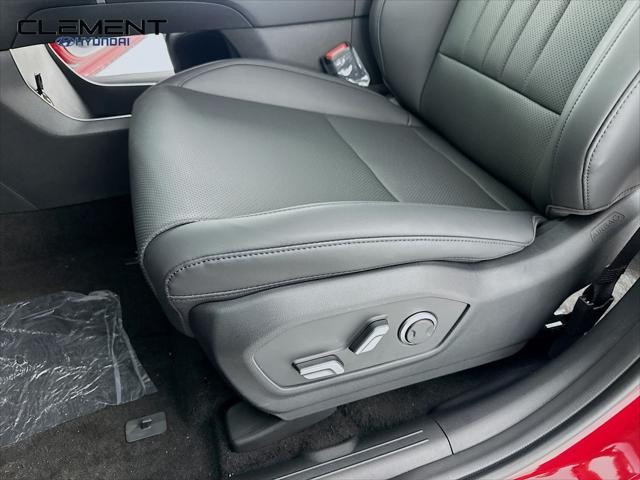Hyundai Santa Fe Vehicle Full-screen Gallery Image 24