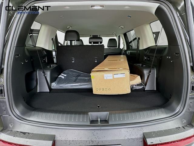 Hyundai Santa Fe Vehicle Full-screen Gallery Image 9