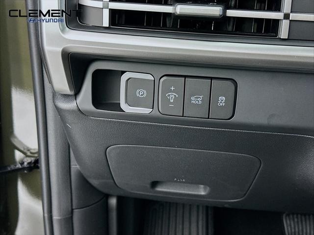 Hyundai Santa Fe Vehicle Full-screen Gallery Image 12