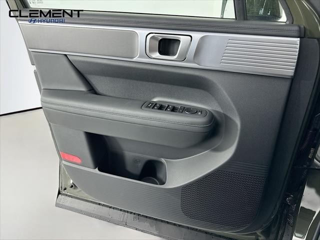 Hyundai Santa Fe Vehicle Full-screen Gallery Image 23