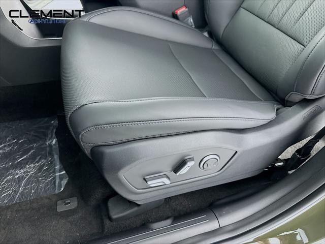 Hyundai Santa Fe Vehicle Full-screen Gallery Image 24