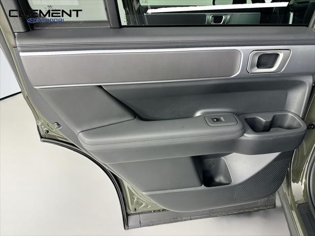 Hyundai Santa Fe Vehicle Full-screen Gallery Image 26