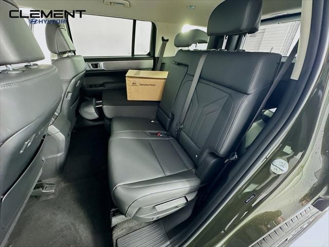Hyundai Santa Fe Vehicle Full-screen Gallery Image 27