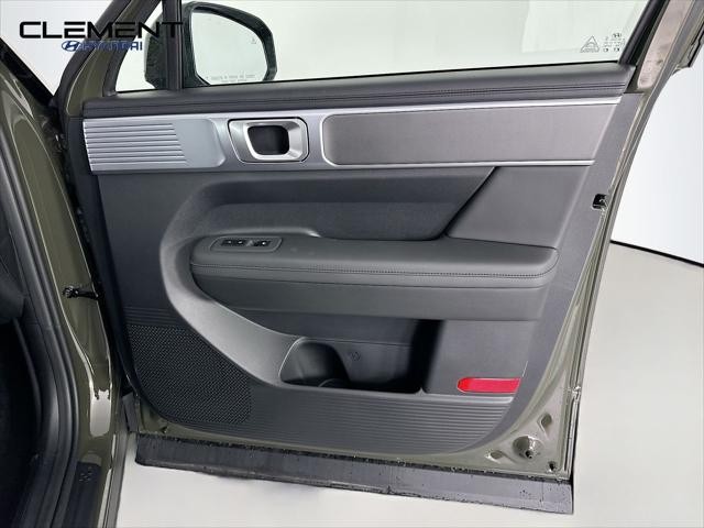 Hyundai Santa Fe Vehicle Full-screen Gallery Image 30