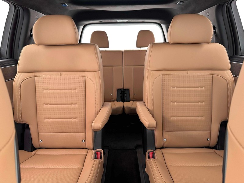 Hyundai Santa Fe Vehicle Full-screen Gallery Image 16