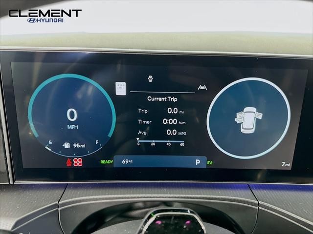 Hyundai Santa Fe Hybrid Vehicle Full-screen Gallery Image 16
