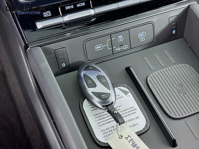 Hyundai Santa Fe Hybrid Vehicle Full-screen Gallery Image 21