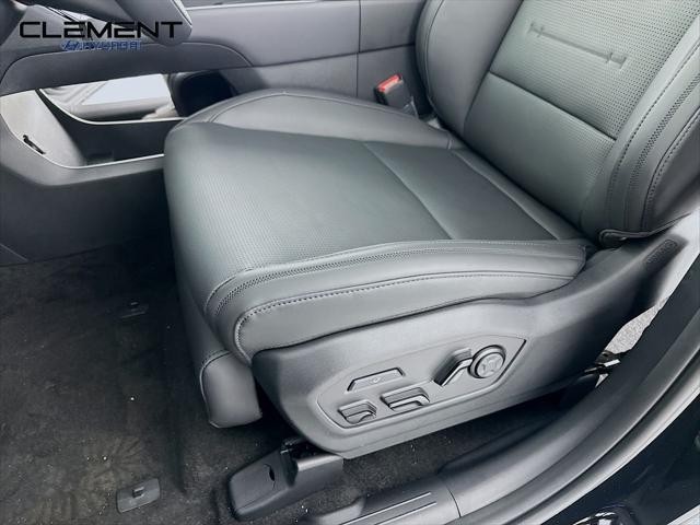 Hyundai Santa Fe Hybrid Vehicle Full-screen Gallery Image 26