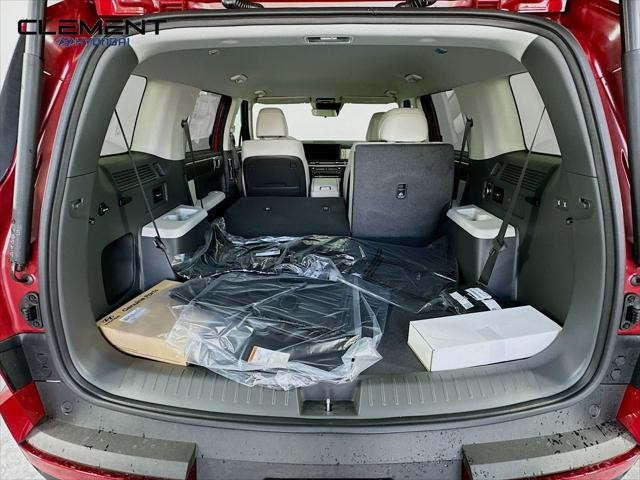 Hyundai Santa Fe Hybrid Vehicle Full-screen Gallery Image 9