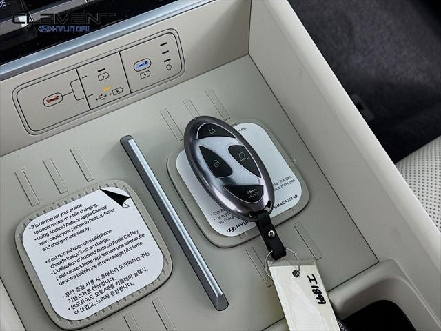 Hyundai Santa Fe Hybrid Vehicle Full-screen Gallery Image 21