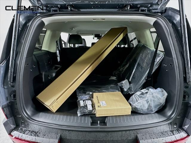 Hyundai Santa Fe Vehicle Full-screen Gallery Image 9