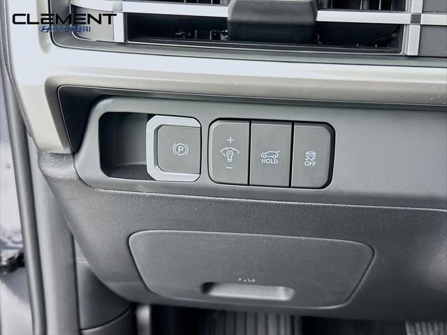 Hyundai Santa Fe Vehicle Full-screen Gallery Image 12
