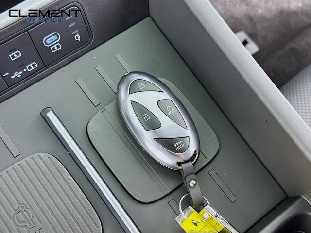 Hyundai Santa Fe Vehicle Full-screen Gallery Image 21