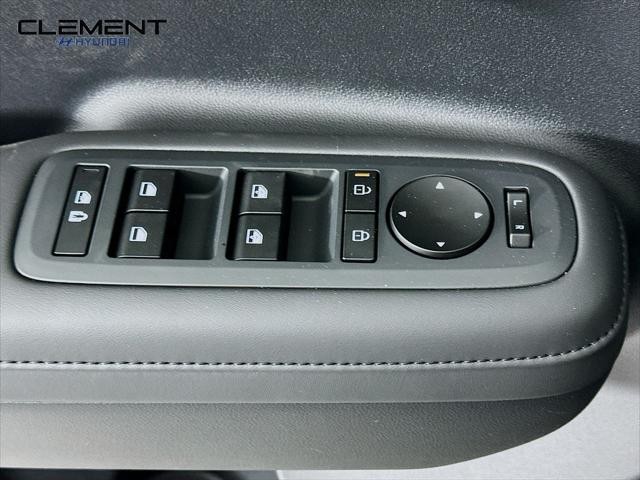 Hyundai Santa Fe Vehicle Full-screen Gallery Image 22