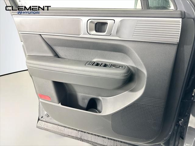 Hyundai Santa Fe Vehicle Full-screen Gallery Image 23