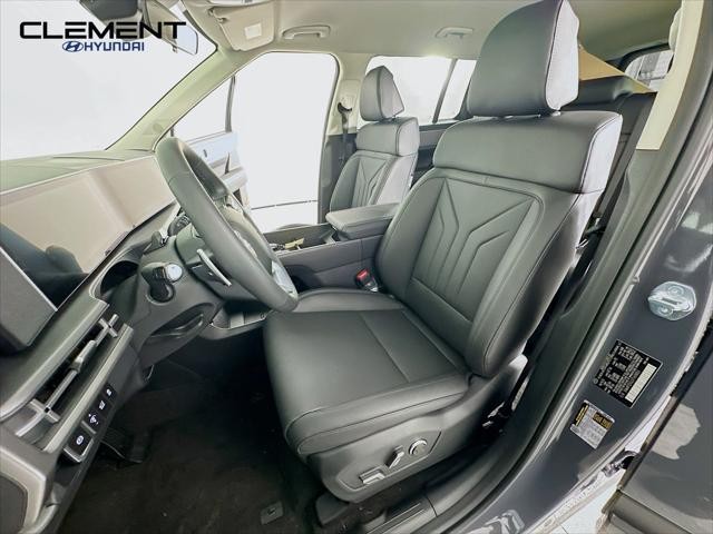 Hyundai Santa Fe Vehicle Full-screen Gallery Image 25