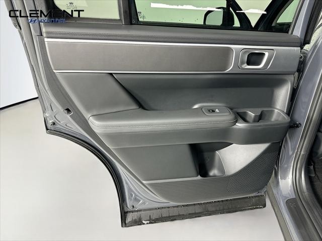 Hyundai Santa Fe Vehicle Full-screen Gallery Image 26