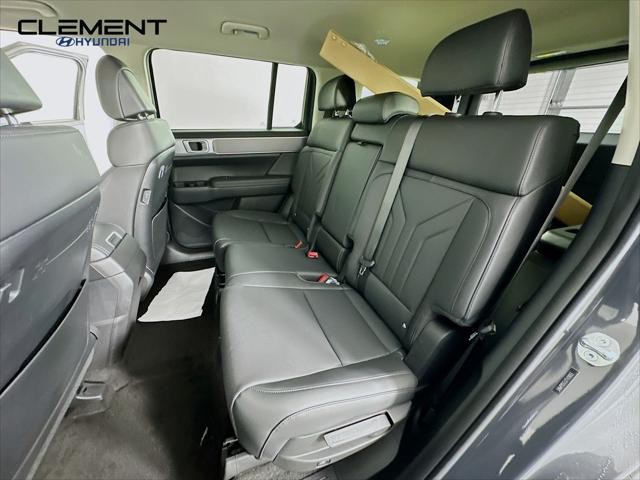 Hyundai Santa Fe Vehicle Full-screen Gallery Image 27