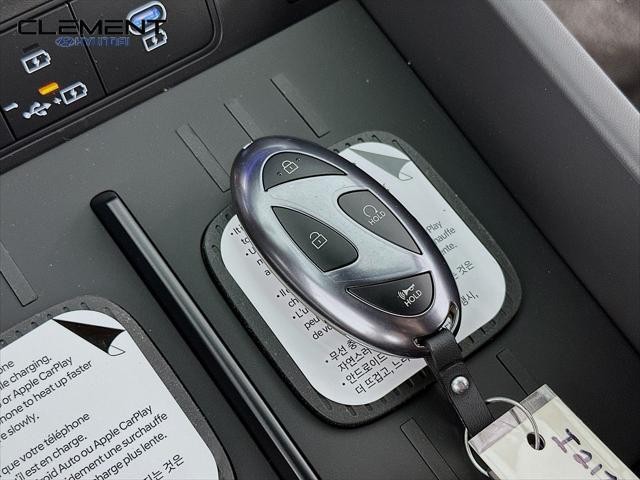 Hyundai Santa Fe Hybrid Vehicle Full-screen Gallery Image 21