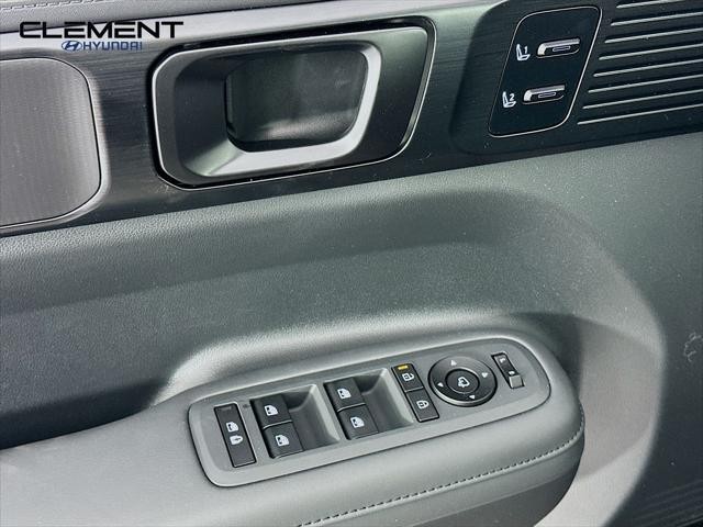 Hyundai Santa Fe Hybrid Vehicle Full-screen Gallery Image 24