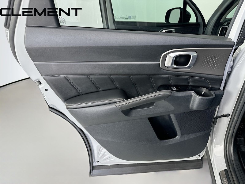 Kia Sorento Vehicle Full-screen Gallery Image 32
