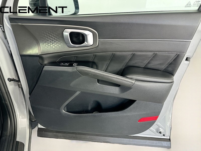Kia Sorento Vehicle Full-screen Gallery Image 37