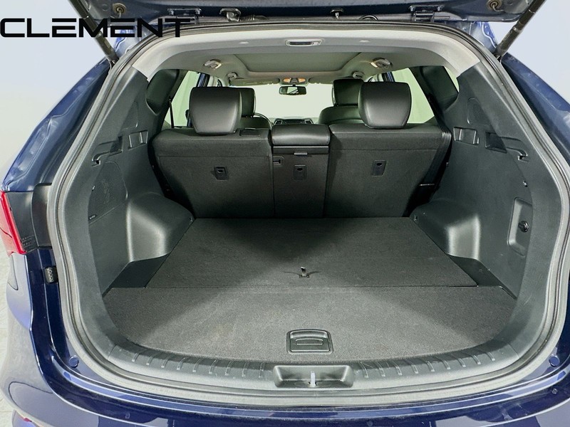 Hyundai Santa Fe Sport Vehicle Full-screen Gallery Image 11