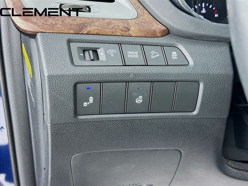 Hyundai Santa Fe Sport Vehicle Full-screen Gallery Image 13