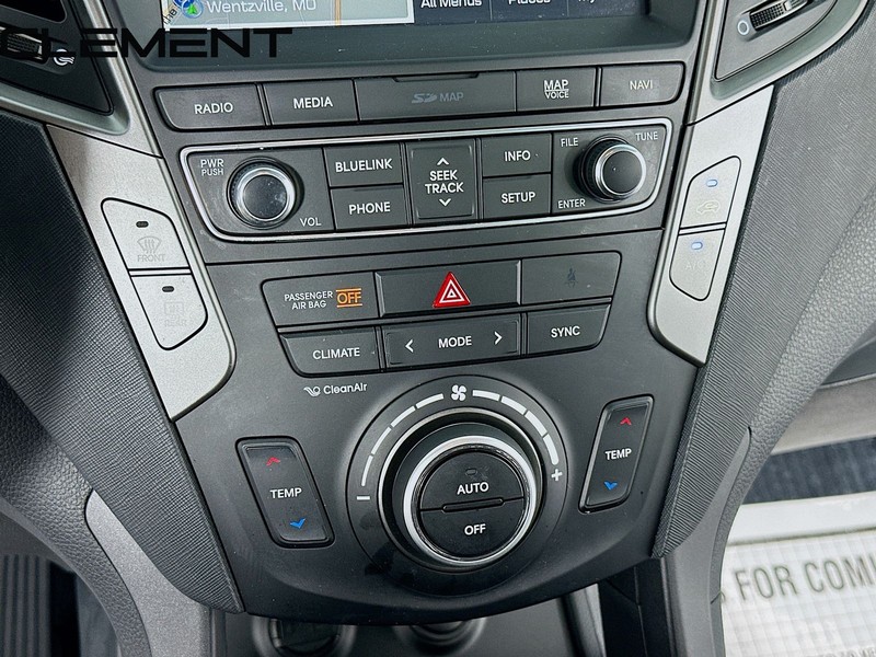 Hyundai Santa Fe Sport Vehicle Full-screen Gallery Image 22