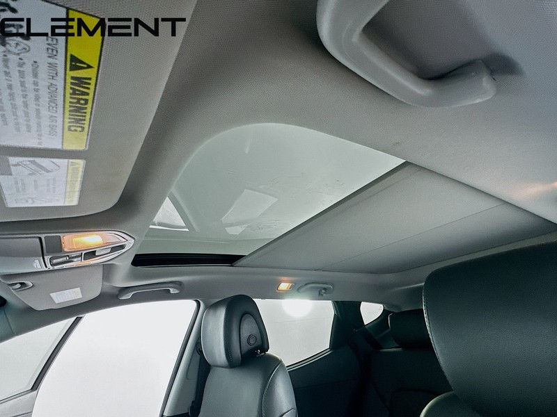 Hyundai Santa Fe Sport Vehicle Full-screen Gallery Image 25