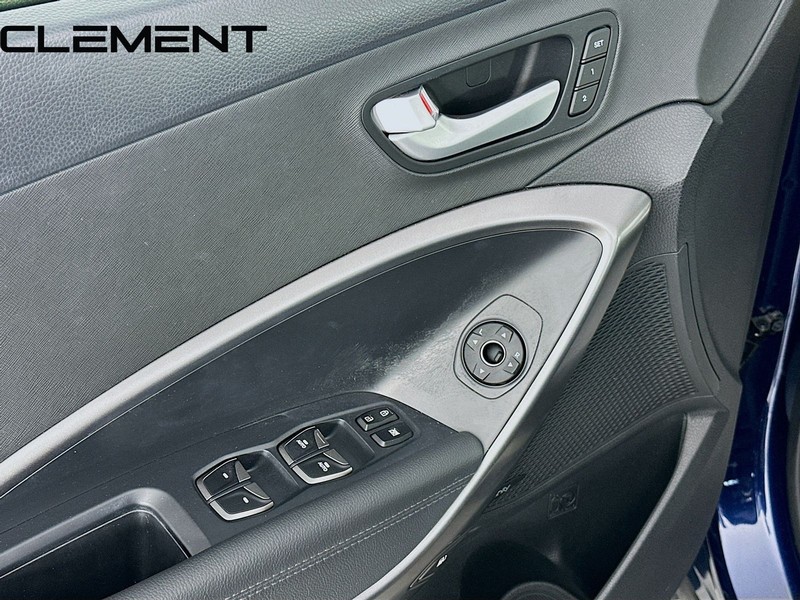 Hyundai Santa Fe Sport Vehicle Full-screen Gallery Image 28