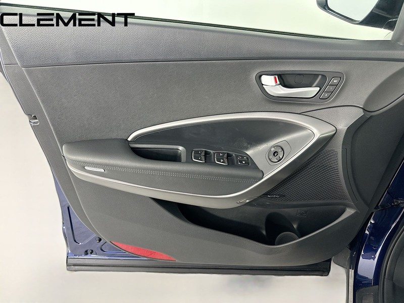 Hyundai Santa Fe Sport Vehicle Full-screen Gallery Image 29