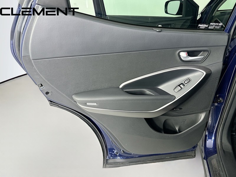 Hyundai Santa Fe Sport Vehicle Full-screen Gallery Image 33