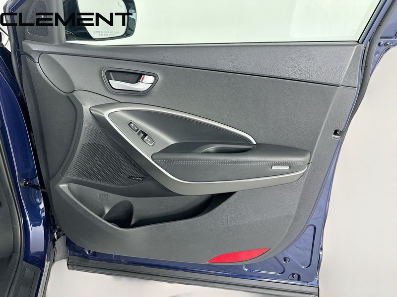 Hyundai Santa Fe Sport Vehicle Full-screen Gallery Image 37