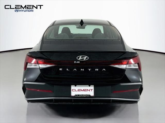 Hyundai Elantra Vehicle Image 07