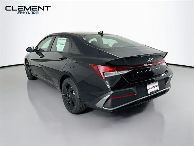 Hyundai Elantra Vehicle Image 08