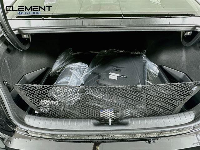 Hyundai Elantra Vehicle Image 09