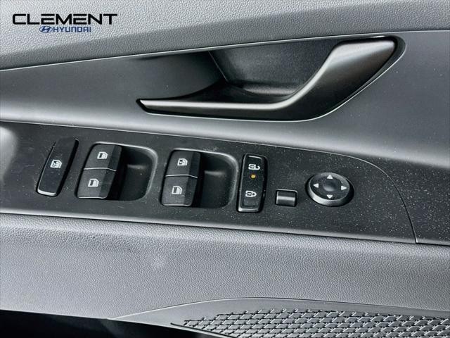 Hyundai Elantra Vehicle Image 21